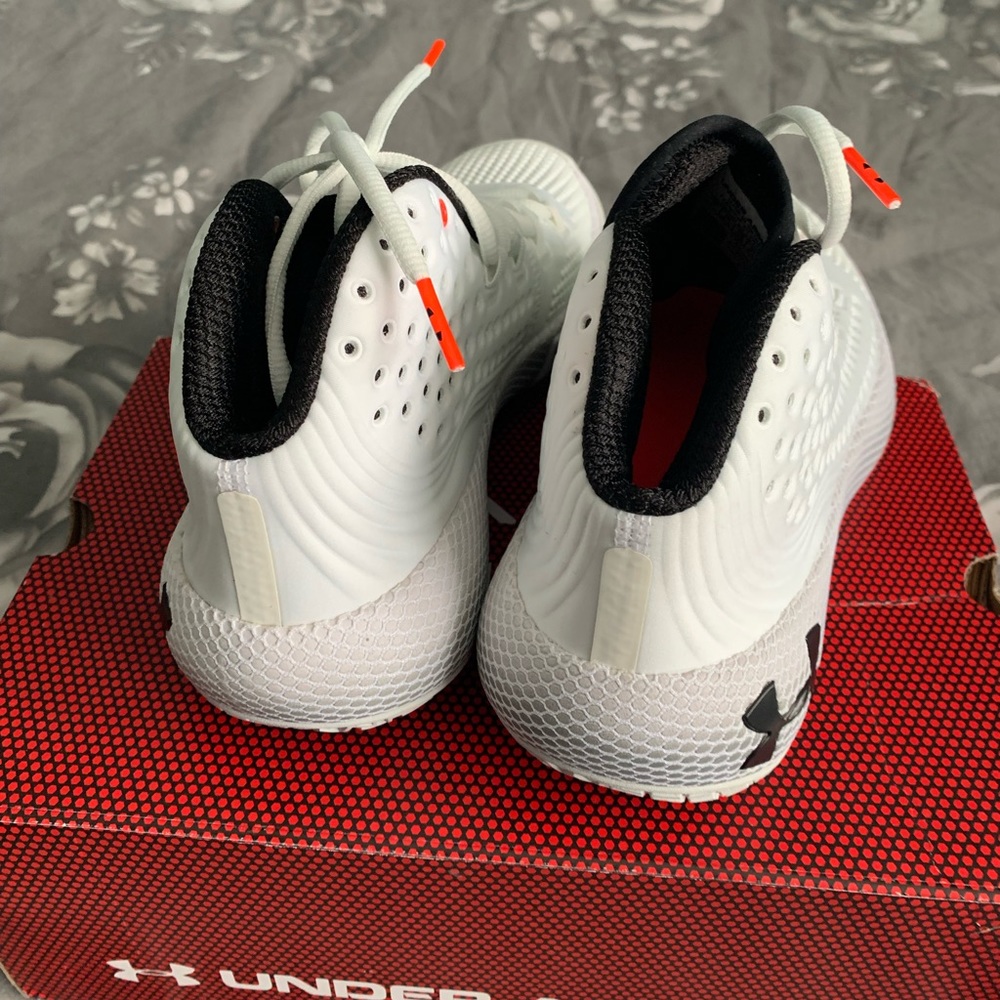 🤍UA basketball shoes sz7W🤍 - Picture 6 of 8
